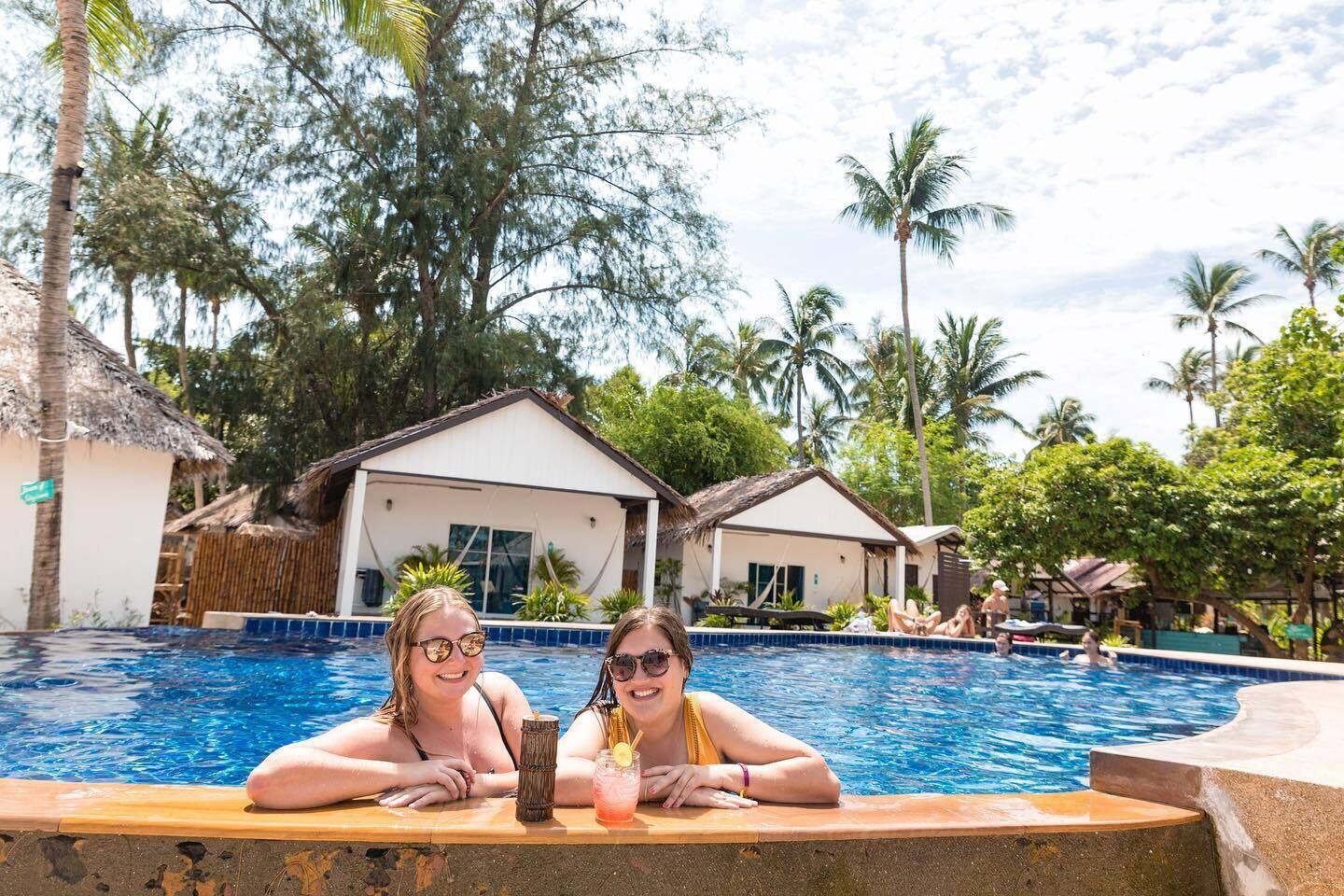 สระว่ายน้ำกลางแจ้ง