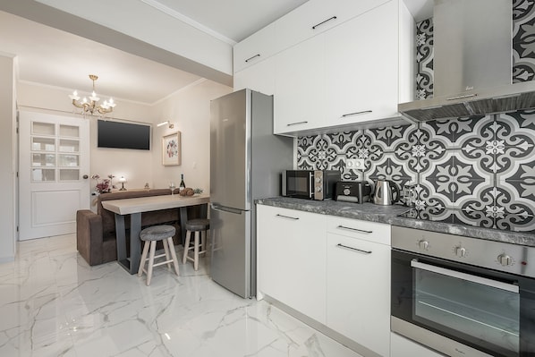Appartement Ville | Cuisine privée | Réfrigérateur grande capacité avec congélateur, four à micro-ondes