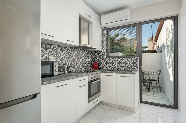 Apartamento urbano | Cozinha privada | Geladeira grande, micro-ondas, fogão, cooktop