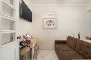 Appartement Ville | Aire de séjour | Téléviseur connecté de 43 po avec télévision par câble, téléviseur
