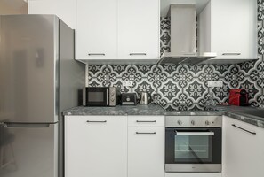 Apartamento urbano | Cozinha privada | Geladeira grande, micro-ondas, fogão, cooktop
