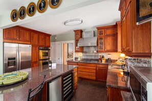 Fridge, microwave, oven, stovetop - ‘Deacon's House’ in Nashville TV series! NEW! (Nashville)