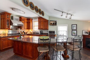 Fridge, microwave, oven, stovetop - ‘Deacon's House’ in Nashville TV series! NEW! (Nashville)