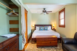 2 bedrooms, iron/ironing board, free WiFi, bed sheets - ‘Deacon's House’ in Nashville TV series! NEW! (Nashville)