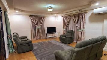 Family House, 4 Bedrooms | Ruang tamu