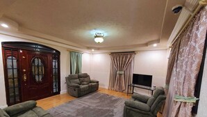 Family House, 4 Bedrooms | Living room - Family house (Georgetown)