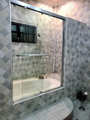Family House, 4 Bedrooms | Bathroom | Shower, towels - Family house (Georgetown)