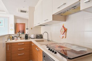 Kühlschrank, Mikrowelle, Ofen, Herdplatte