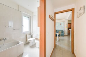 تجهيزات دش، مجففات شعر، مراحيض شطف، مناشف