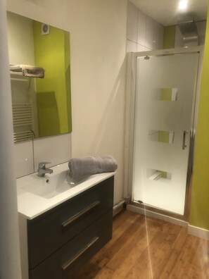 Dusche, umweltfreundliche Kosmetikartikel, Haartrockner, Handtücher