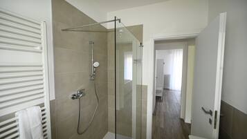 Douche, sĂšche-cheveux, bidet, serviettes fournies