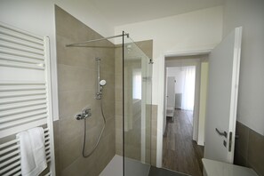 Dusche, Haartrockner, Bidet, Handtücher
