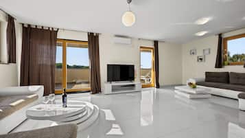 Smart-TV, Tischfußball, Tischtennisplatte