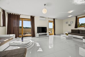 Téléviseur connecté, table de baby-foot, table de ping-pong