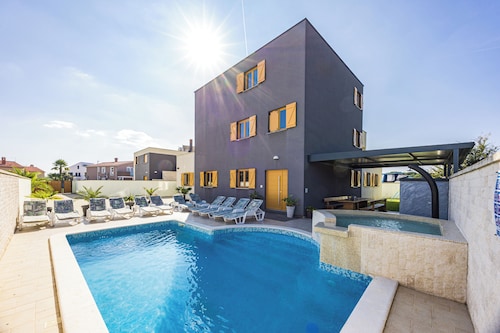 Ideal for large families with children, sauna, whirlpool, outdoor pool, children's pool