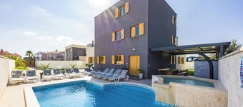 Ideal for large families with children, sauna, whirlpool, outdoor pool, children's pool