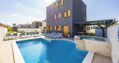 Ideal for large families with children, sauna, whirlpool, outdoor pool, children's pool