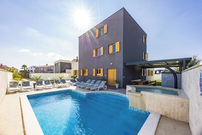 Ideal for large families with children, sauna, whirlpool, outdoor pool, children's pool