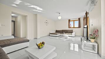 Smart-TV, Tischfußball, Tischtennisplatte