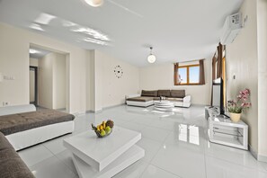 Smart TV, futbolito y tenis de mesa 