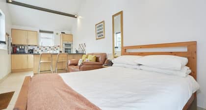 Studio apartment In Central Keswick, With Patio Area