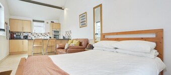 Studio apartment In Central Keswick, With Patio Area