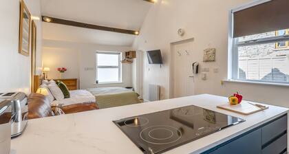 Studio apartment In Central Keswick, With Patio Area