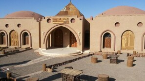 Front of property - Qasr El Bagawat Eco Lodge Hotel (El Kharga)