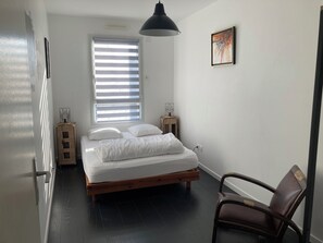 3 bedrooms, desk, iron/ironing board, travel cot - Aubinaise by the sea, 200m sea, 2 terraces, 3 bedrooms, private parking (Saint-Aubin-sur-Mer)