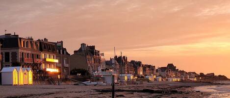 Plage à proximité, chaises longues