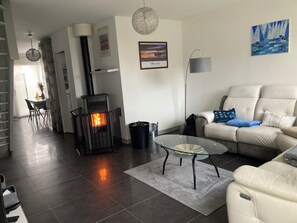 Smart-TV, Kamin, Bücher, Stereoanlage