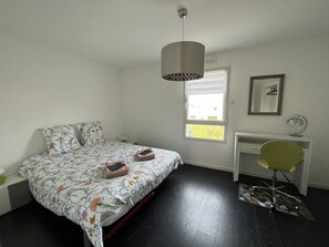 3 Schlafzimmer, Schreibtisch, Bügeleisen/Bügelbrett, Reisekinderbett