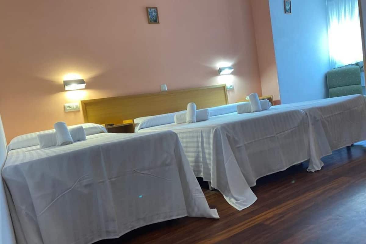 Habitación urbana | Muebles diferentes, wifi gratis y ropa de cama