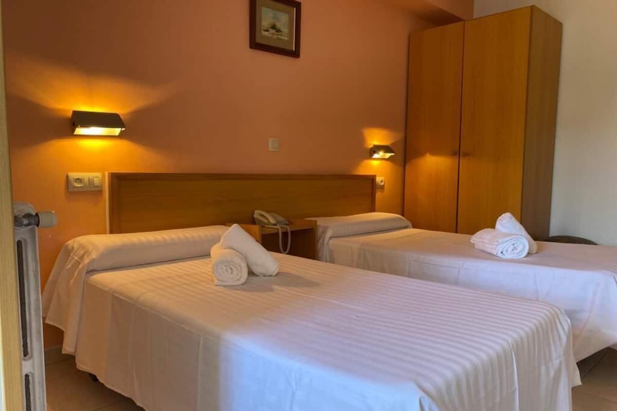 Habitación tradicional | Muebles diferentes, wifi gratis y ropa de cama