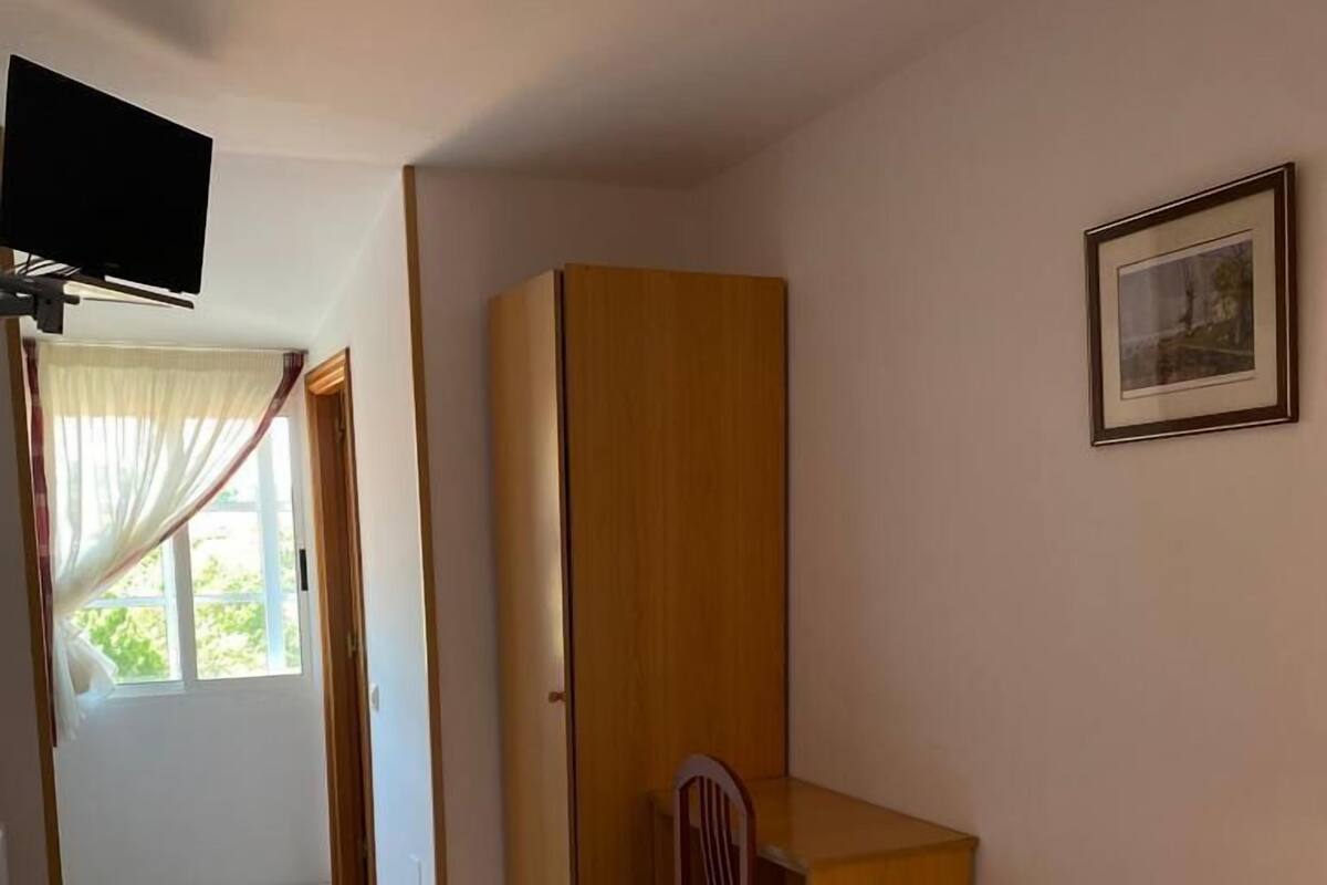Basic Room | Free WiFi, individually furnished, bed sheets