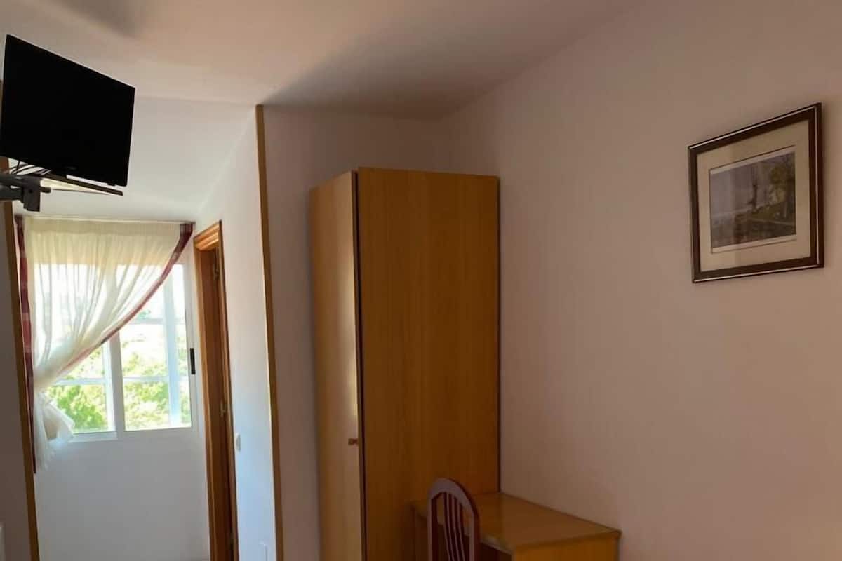 Habitación básica | Muebles diferentes, wifi gratis y ropa de cama