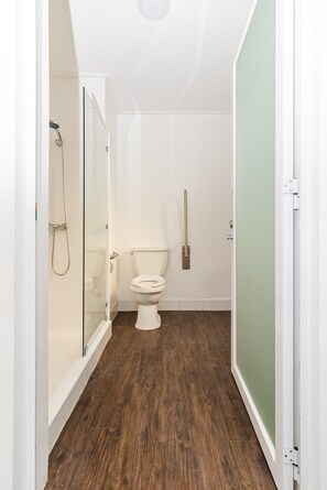 Habitación Deluxe doble, 1 cama doble, accesible para personas con discapacidad, vistas al mar | Baño | Ducha y cabezal de ducha tipo lluvia