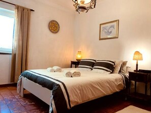 3 dormitorios, tabla de planchar con plancha, cuna de viaje