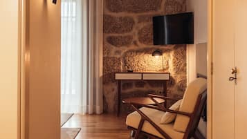 Deluxe Double Room | Desk, free WiFi, bed sheets