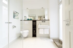 Dusche, Haartrockner, Handtücher, Seife