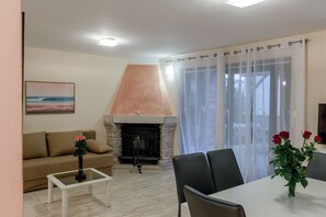 Interior - Private pool, 500m to the sea and two apartments for two families (Peroj)