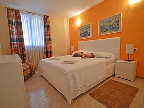 4 bedrooms, free WiFi, bed sheets - Private pool, 500m to the sea and two apartments for two families (Peroj)