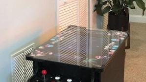 Une table de billard avec un plateau en verre et un panneau de commande doté de boutons.