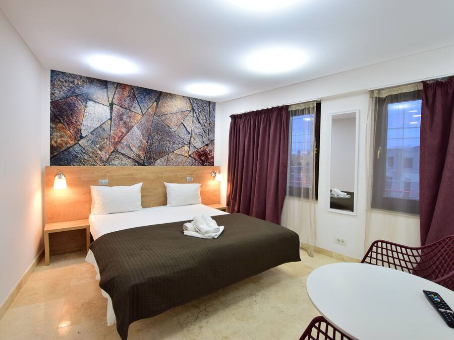 Tabla de planchar con plancha, wifi gratis y ropa de cama