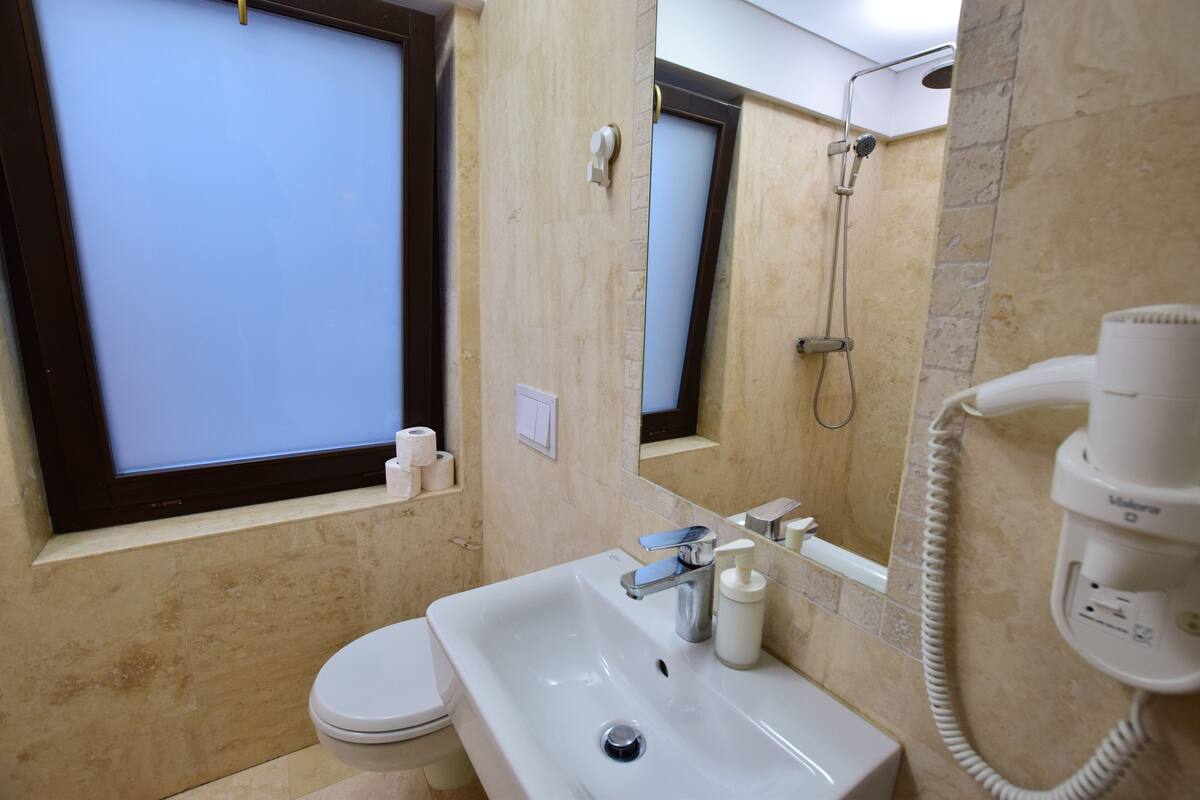 Ein Badezimmer mit Toilette, Waschbecken und Dusche.