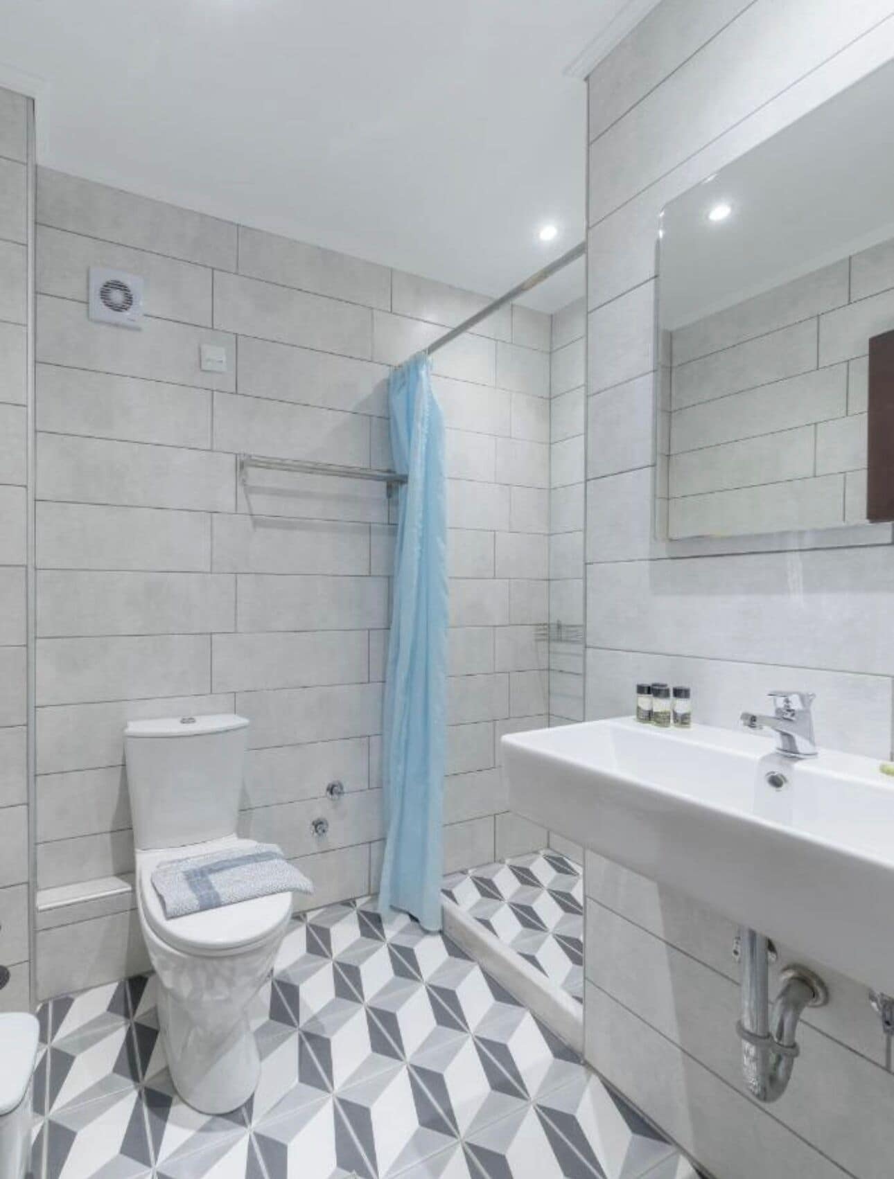 Douche, sèche-cheveux, serviettes fournies, savon
