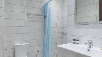 Douche, sèche-cheveux, serviettes fournies, savon