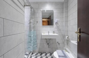 Dutxa, assecador de cabells, tovalloles i sabó 