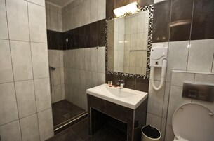 Quarto casal ou duplo luxo | Banheiro | Chuveiro, secador de cabelo, toalhas de banho, sabonete