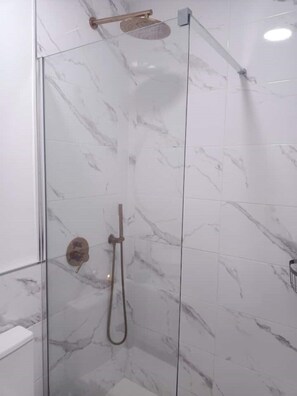 Douche, séchoir à cheveux, serviettes fournies, savon